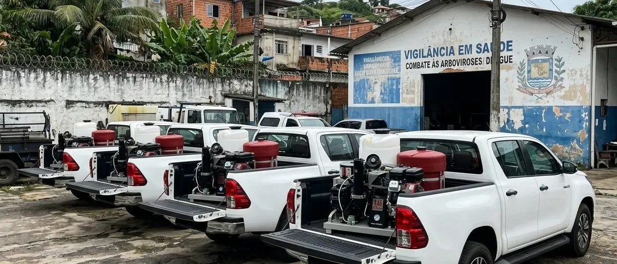 Frota de picapes com UBV estacionada diante de um prédio público